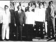 Maestro com amigos músicos nas escadarias do Liceu (1945)